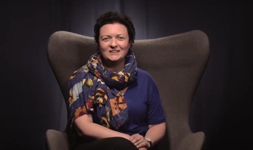 A mulher judia foi curada da esquizofrenia e da depressão ao receber Jesus. (Foto: Reprodução/YouTube).