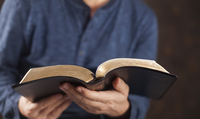 Leitura da Bíblia é vedada em sessões legislativas paulistas. (Foto: Anelina / Shutterstock)