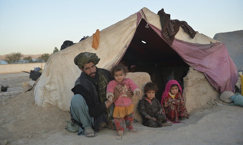 Farishteh (à direita) e Shokriya (nos braços do pai) foram vendidas às famílias de seus futuros maridos no Afeganistão, em 14 de outubro de 2021. (Foto: Hoshang Hashimi/AFP)