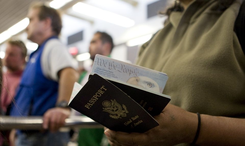  O novo passaporte americano oferece a opção neutra para pessoas não binárias. (Foto: REUTERS/Fred Greaves).