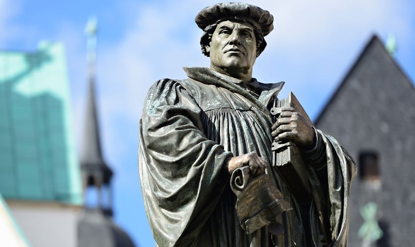 Estátua de Martinho Lutero em Eisleben, Alemanha. (Reprodução / Britannica)