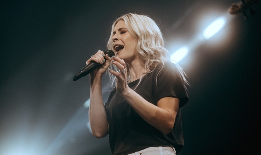  Jenn Johnson foi exortada por Deus a voltar a essência da adoração. (Foto: Reprodução/Bethel Music).