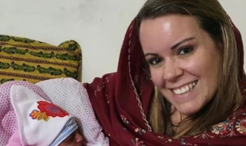 Becky Murray com a pequena Sarah, filha de mulher resgatada no Paquistão. (Foto: Reprodução / Instagram)