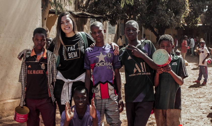 Larissa com os meninos garibous em Burkina Faso. (Foto: Israel Florentin/CACEMAR). 