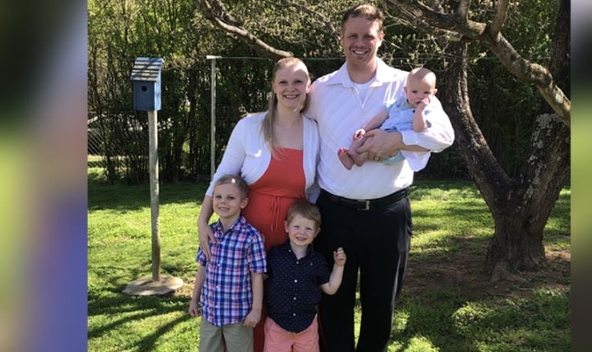 Danika Jakab com o marido Dustin e os filhos. (Foto: Reprodução / AG News)