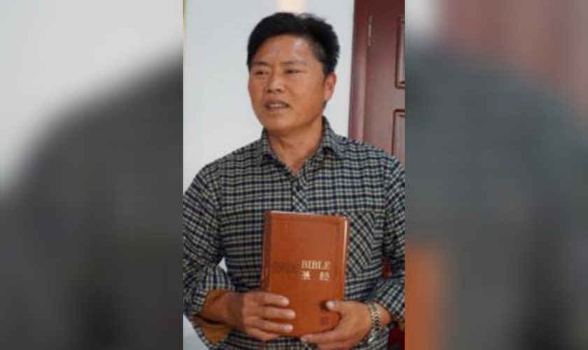  Ao levar para casa a Bíblia que achou na rua, Sun Liujun viu os pais aceitarem Jesus e terem seu casamento restaurado. Desde 2002, ele tem servido sua igreja local, fazendo cópias das Escrituras para outras pessoas.