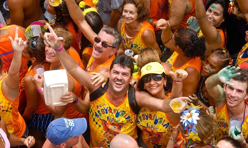 Foliões participam de carnaval de rua. (Foto: Passarinho / Pref. Olinda / Creative Commons)
