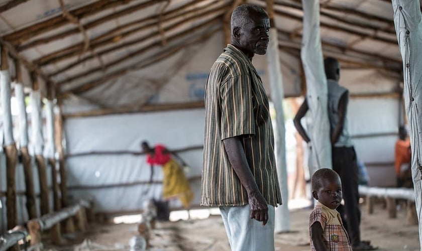 Um homem está com um menino dentro de uma das várias barracas de trânsito no assentamento de refugiados Imvepi no distrito de Arua, localizado no noroeste de Uganda. (Foto: EU/ECHO/Edward Echwalu)