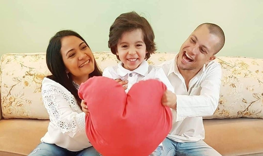 O casal cristão Priscila e Eliel Barbosa adotou o Pedro ainda bebê. (Foto: Arquivo pessoal).