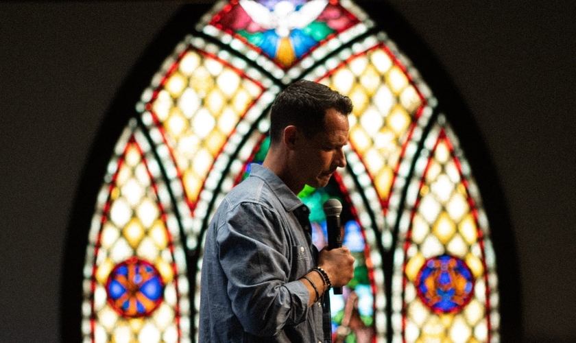 Pastor diante da Igreja. (Foto representativa: Mark Neal/Unsplash)