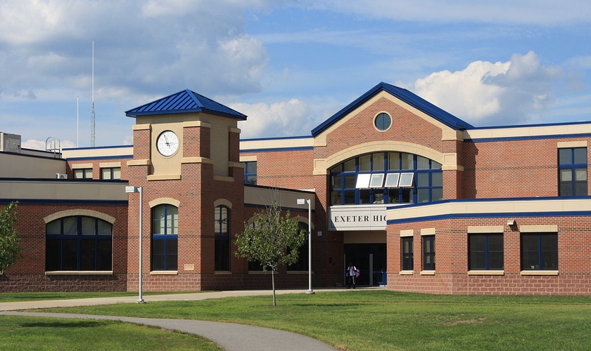 Fachada da Exeter High School em Exeter, em New Hampshire. (Foto: Austin Blake Grant / Creative Commons)