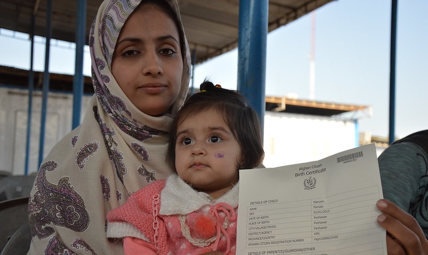 Refugiados afegãos com documentos de proteção. (Foto: European Union/ECHO/Pierre Prakash)