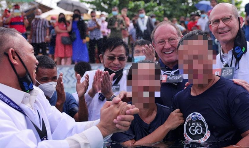 O ex-líder rebelde Ka Martin e sua esposa, com os rostos pixelados por razões de segurança, foram batizados nas Filipinas. (Foto: Rádio Mundial Adventista)