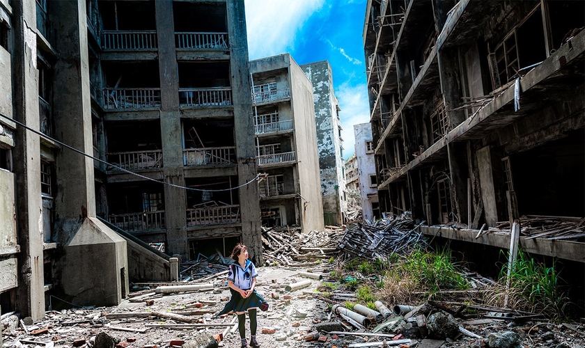 Menina entre escombros após terremoto no Japão. (Foto: Pxhere)