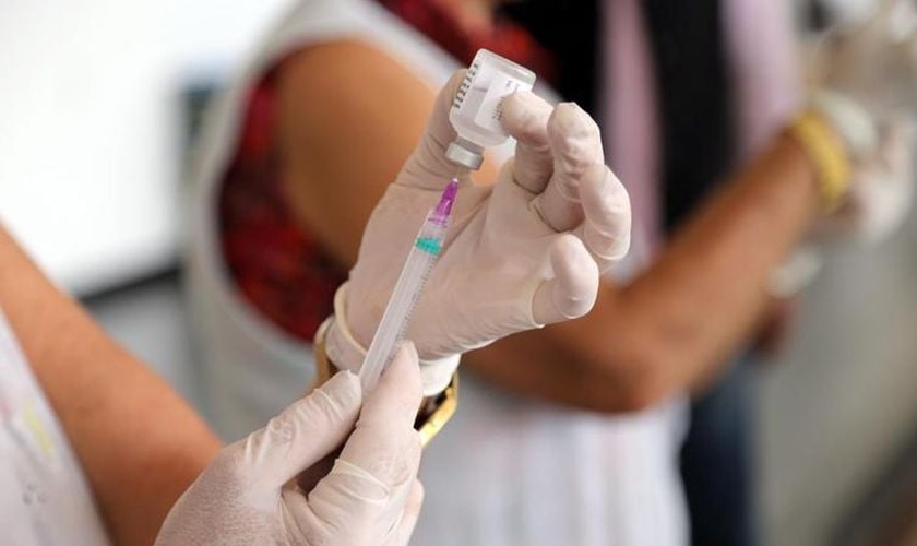 Momento da vacinação. (Foto: Distribuição/Agência Brasil)