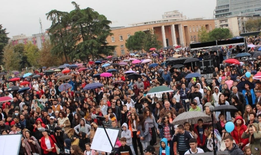 Milhares se reuniram para comemorar 30 anos de liberdade religiosa em Tirana, em 14 de novembro de 2021. (Foto: Reprodução / Ylli Doçi)