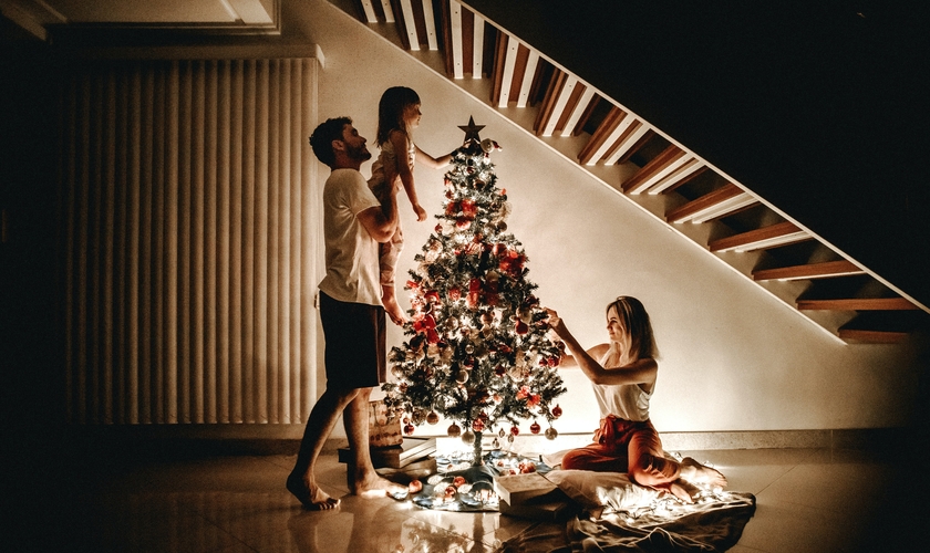 Família montando árvore de Natal. (Foto: Jonathan Borba/Unsplash)