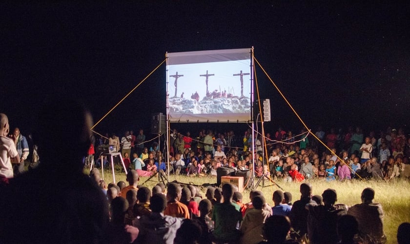 O filme já foi traduzido para mais de 1.800 idiomas. (Foto: Facebook/Jesus Film Project)