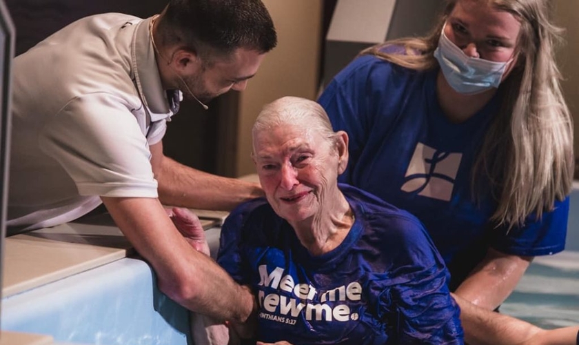 A Sra. Joy Stamey chora após ser batizada, aos 86 anos. (Foto: Reprodução / BP Press)