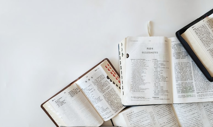 Bíblias abertas. (Foto: Chris Liu/Unsplash)