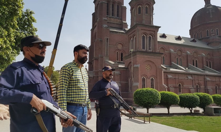  Wiliam Arif Khan e guardas de segurança na Catedral do Sagrado Coração no Paquistão, durante a Páscoa de 2021. (Foto: Aid to the Church in Need).