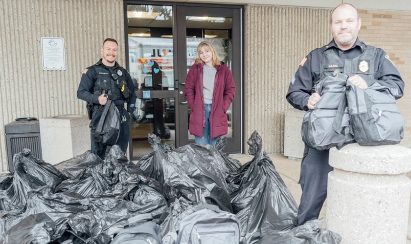 A LifePoint Church doou 200 mochilas com suprimentos para os sem-teto aos departamentos de polícia. (Foto: Matt Whitacre).