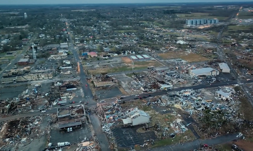 Mais de 30 tornados atingiram seis estados dos EUA na sexta-feira (10). (Foto: Reprodução/Samaritan’s Purse).