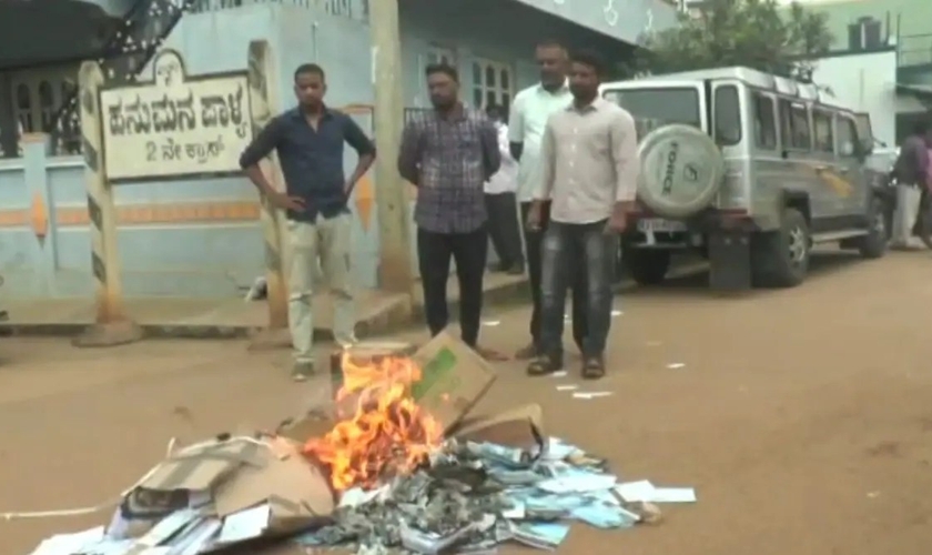 Cristãos que foram atacados por extremistas e tiveram seus livros queimados. (Foto: Reprodução/The Indian Express/Screengrab)