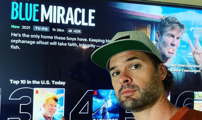 Chris Dowling comemorando o 3º lugar de “Milagre Azul” no ranking dos filmes mais assistidos na Netflix. (Foto: Reprodução / Instagram Chris Dowling)