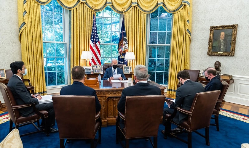Joe Biden com sua equipe de Segurança Nacional sobre a China, no Salão Oval. (Foto: Casa Branca/Adam Schultz)