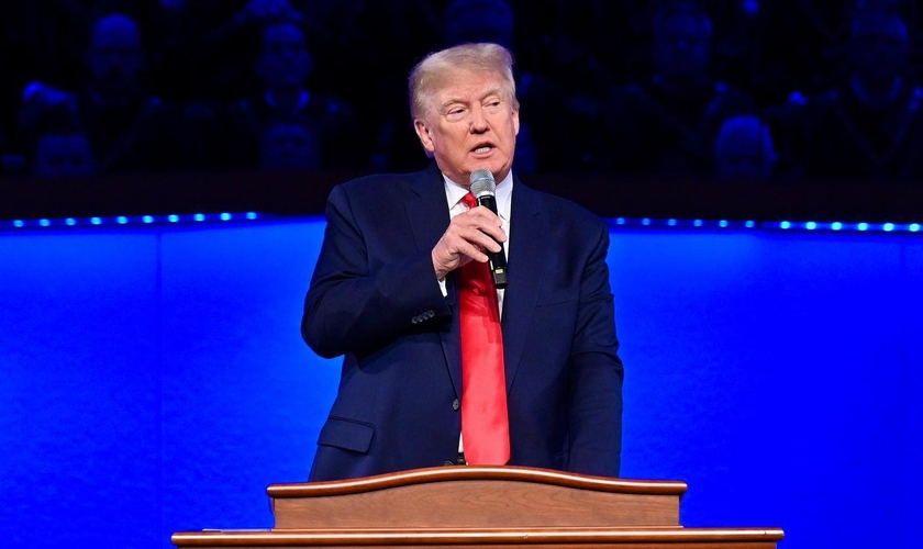 Ex-presidente Donald Trump durante culto nos EUA. (Foto: First Baptist Dallas/Facebook)