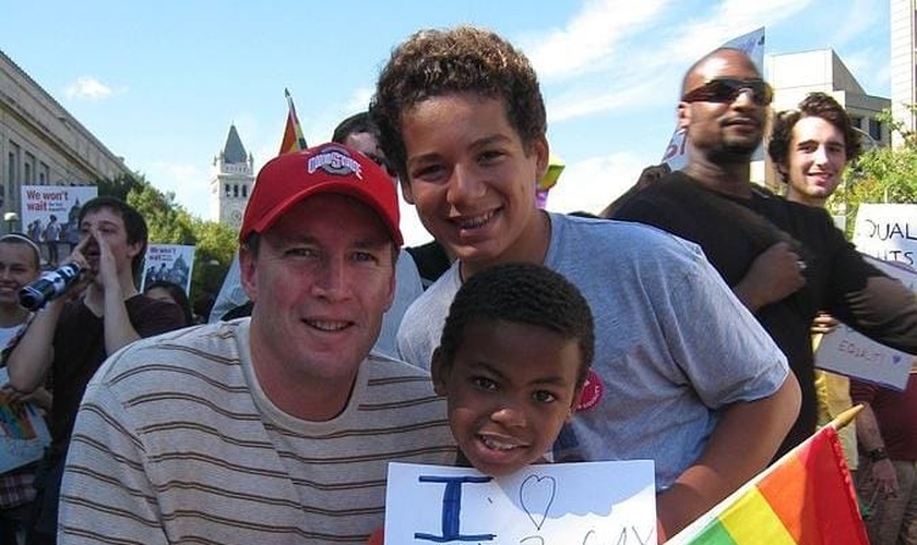 Menino segura cartaz: “Eu amo meus dois pais gays”. (Foto: Wikimedia Commons)