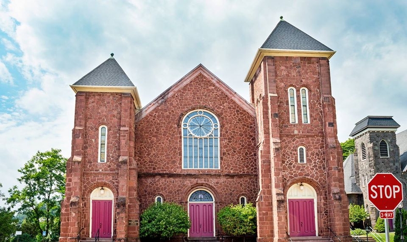 A Primeira Igreja Presbiteriana de Bellefonte foi inaugurada em 1800, na Pensilvânia. (Foto: Facebook/First Presbyterian Church of Bellefonte).