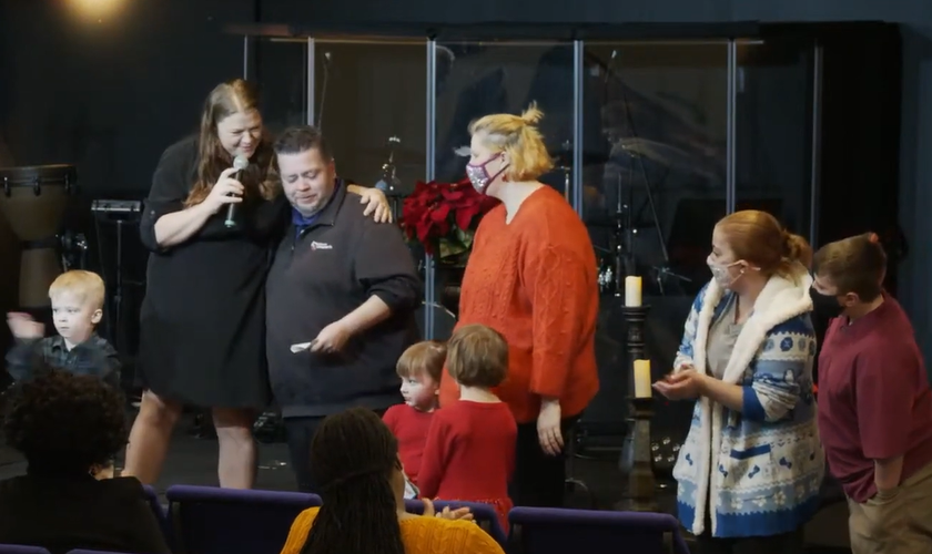 A família ganhou um cheque para ajudar nas despesas e presentes de Natal. (Foto: YouTube/Compass Community Church).