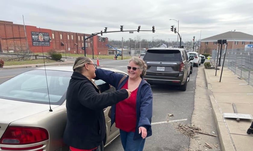 Sharon doou seu carro a Rebecca, uma sobrevivente da onda de tornados nos EUA. (Foto: Facebook/Graves County Sheriff's Office).