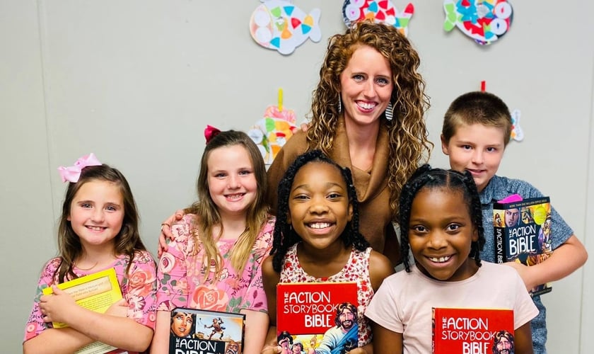 A professora Hannah Sailsbury leva Bíblias a escolas públicas. (Foto: Bibles in Schools)