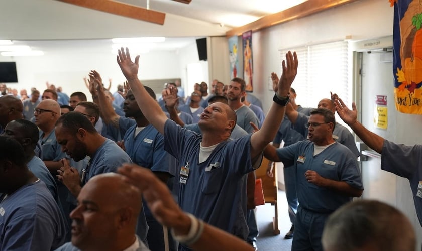 O vídeo foi gravado num culto na Prisão de Segurança Máxima da Flórida. (Foto: Facebook/God Behind Bars).