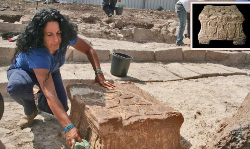 Arqueóloga Dina Avshalom-Gorni trabalhando numa sinagoga descoberta em Migdal, Israel, em 2009. (Foto: Cortesia da Universidade de Haifa e Yoli Schwartz/ Autoridade de Antiguidades de Israel)