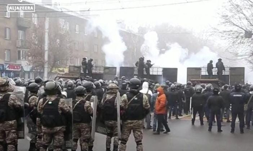 Soldados tentam conter protestos nas ruas. (Foto: Captura de tela/Aljazeera)