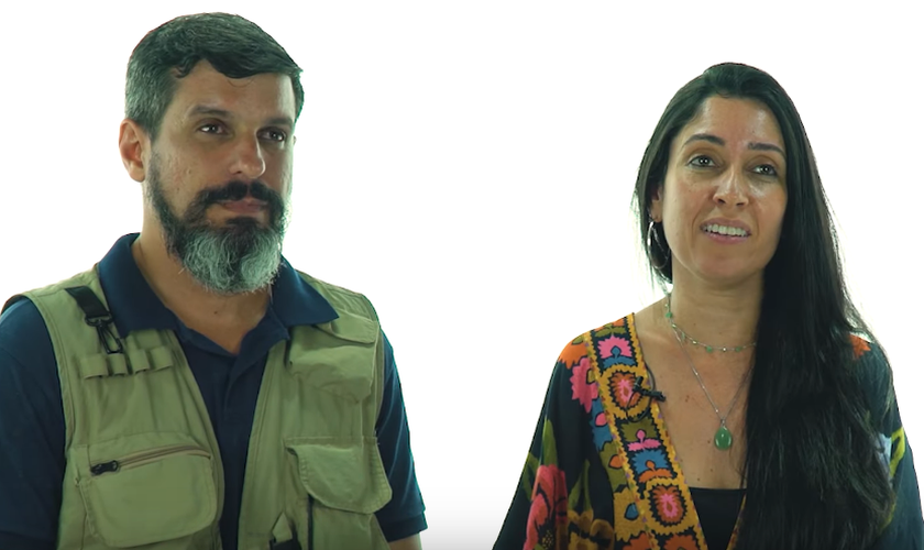 Caroline Moret e seu marido Marcos testemunham o que Deus fez em suas vidas. (Imagem: YouTube Igreja Batista Atitude)