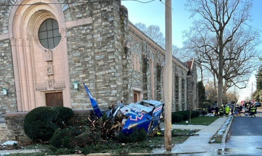 Imagens mostram o helicóptero caído ao lado da Igreja Metodista Unida Drexel Hill. (Foto: Reprodução / Twitter) 