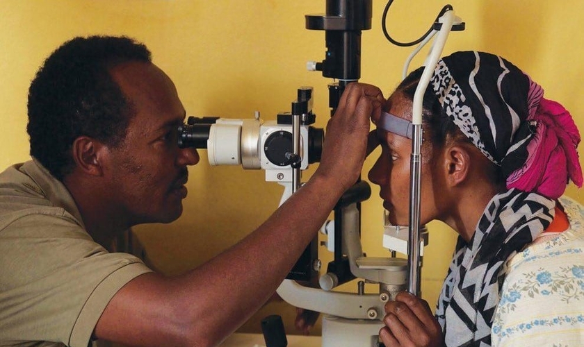 Samuel Bora é o único oftalmologista para 3 milhões de pessoas. (Foto: Tropical Health Alliance Foundation).