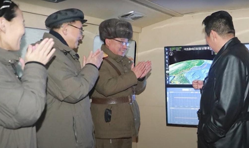 Kim Jong-un comemora o lançamento de mais um míssil. (Foto: Captura de tela/YouTube Euronews)