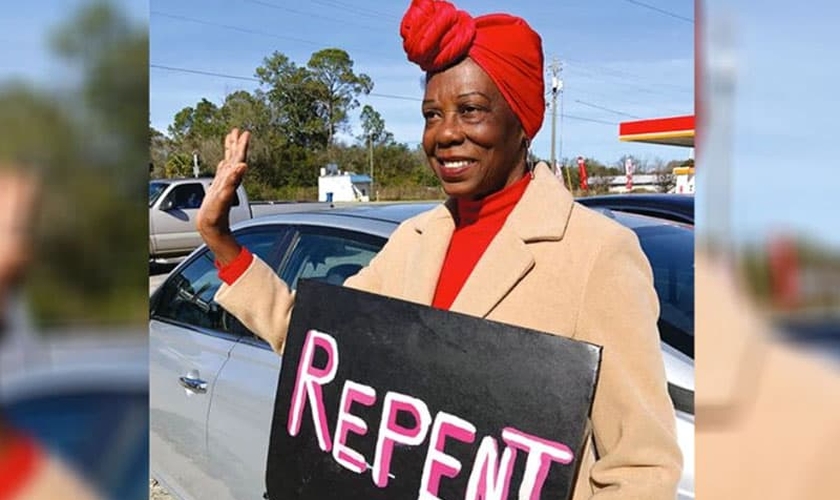 A ex-caminhoneira Earlene Sharp evangeliza através de placas com mensagens de fé. (Foto: Faithpot).