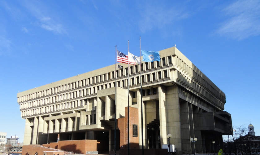 Bandeiras hasteadas em frente à Prefeitura de Boston, Massachusetts, EUA. (Foto: Wikimedia Commons)