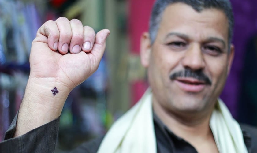  Os cristãos coptas têm a tradição de tatuar uma pequena cruz na mão ou no pulso. (Foto: Open Doors USA).