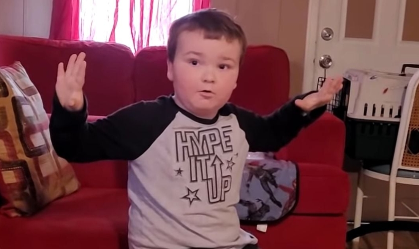 A mãe de Andrew compartilhou um vídeo do menino contando sobre seus sonhos. (Foto: Reprodução/YouTube).