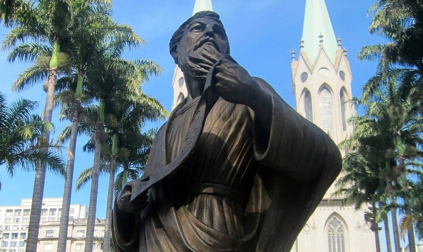Estátua em homenagem ao apóstolo Paulo, exposta na Praça da Sé, SP. (Foto: Wally Gobets/Flickr)