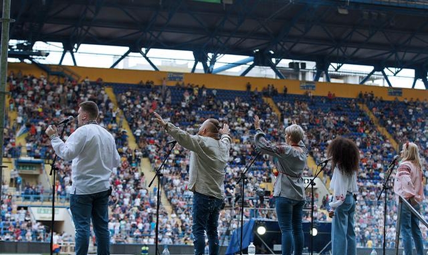 Cerca de 27 mil ucranianos encheram um estádio, em Kharkiv, para uma cruzada evangelística, em junho de 2021. (Foto cortesia: New Generation Church)