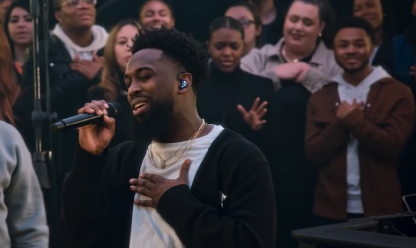 Dante Bowe recebeu três indicações ao Grammy. (Foto: YouTube/Maverick City Music).